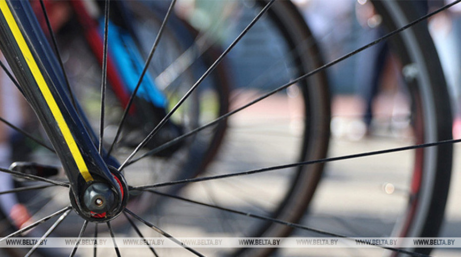 Соцработники в Дятловском районе получили новые велосипеды в подарок от райисполкома